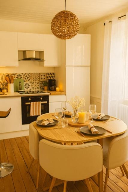 Kitchen or kitchenette, Dining area, Food, pet friendly, stove
