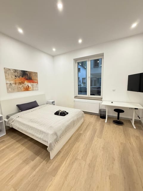 Bed, TV and multimedia, Photo of the whole room, Evening entertainment, Bedroom