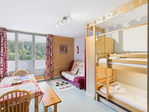 Bed, Living room, Photo of the whole room, Seating area, Dining area, Bedroom, bunk bed, towels