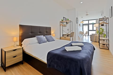Bed, Dining area