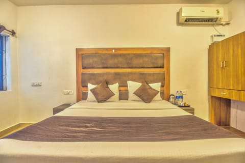 Photo of the whole room, air conditioner