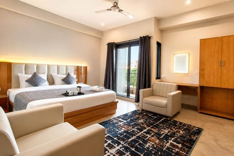 Bed, Living room, Photo of the whole room, Seating area, Bedroom, fireplace, wardrobe