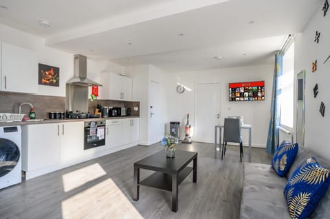Kitchen or kitchenette, Living room, Seating area, Dining area, dishwasher, oven, stove, washing machine, dryer