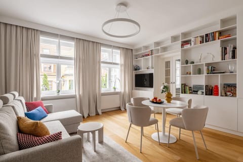 TV and multimedia, Living room, Seating area, Dining area