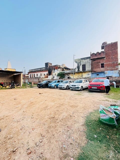 Property building, Day, Neighbourhood, Natural landscape, City view, Street view, Location, Parking