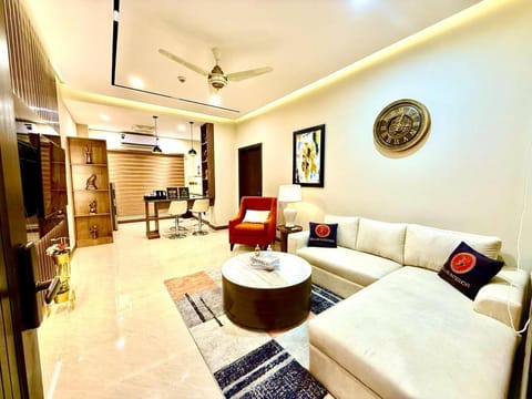 TV and multimedia, Kitchen or kitchenette, Living room, Seating area, Dining area, air conditioner