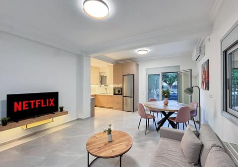 Property building, TV and multimedia, Kitchen or kitchenette, Living room, Seating area, Dining area, Diving, minibar, pet friendly, stove