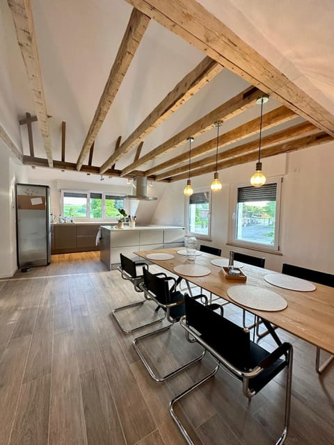 Kitchen or kitchenette, Seating area