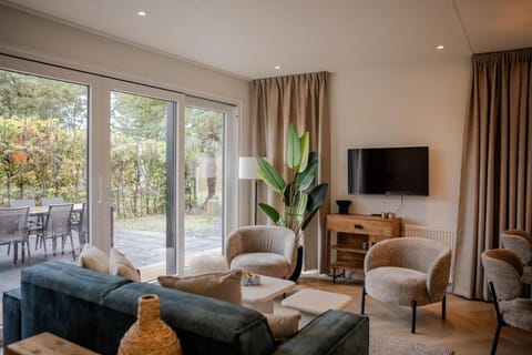 Communal lounge/ TV room, TV and multimedia, Living room, Seating area, Evening entertainment