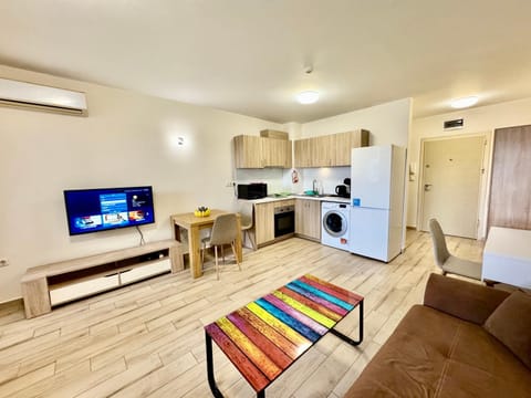 Kitchen or kitchenette, Living room, Seating area, Dining area, Evening entertainment, oven, stove, kitchen, air conditioner