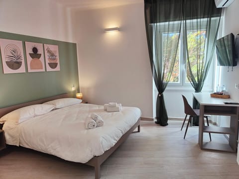 Bed, TV and multimedia, Photo of the whole room, Bedroom