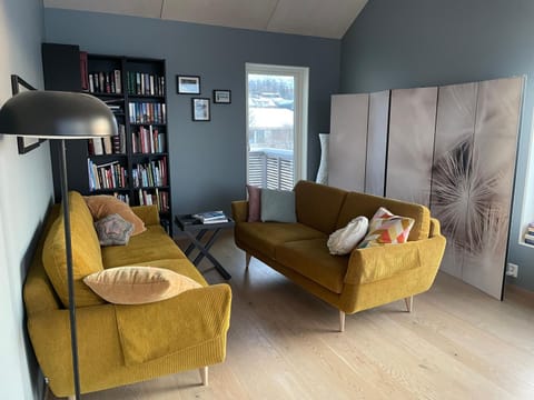 Library, Living room, Seating area