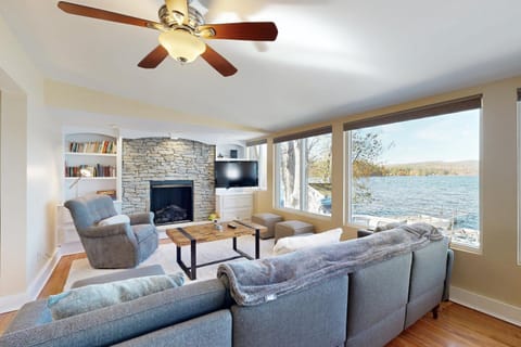 Four Seasons Lakehouse House in Franklin