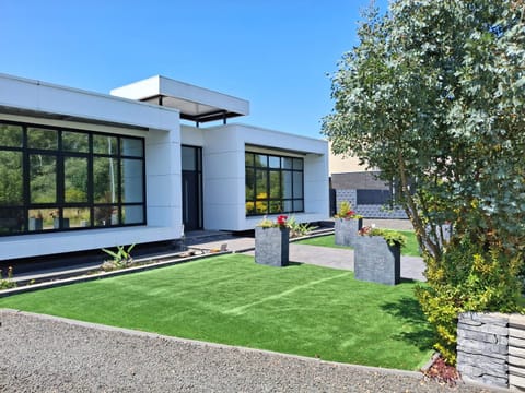 Property building, Spring, Day, Garden, Garden view