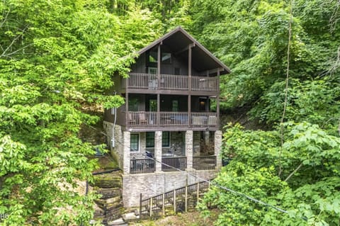 A Beary Active Cabin - Outdoor Hot Tub, Firepit, Near Ober Mountain, + Pet Friendly! Cabin in Gatlinburg