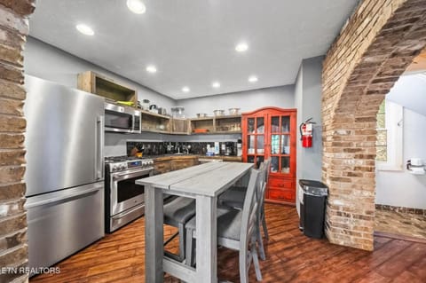 A Beary Active Cabin - Outdoor Hot Tub, Firepit, Near Ober Mountain, + Pet Friendly! Cabin in Gatlinburg