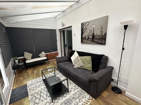 3 bedroom house, stones throw from SMH House in Bristol