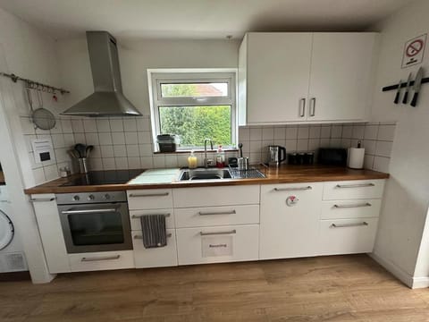 3 bedroom house, stones throw from SMH House in Bristol