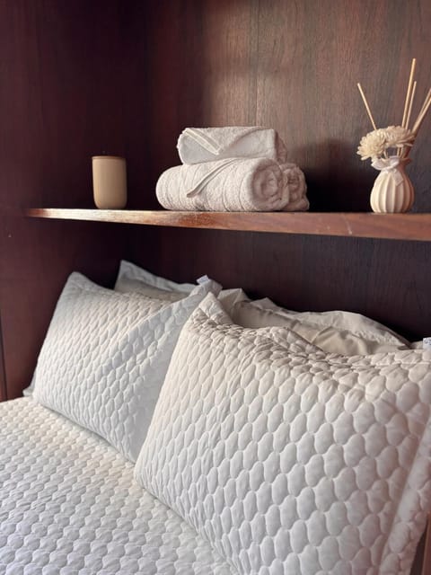 Bed, Bedroom, towels