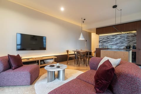 Communal lounge/ TV room, TV and multimedia, Living room, Seating area, Dining area, Evening entertainment
