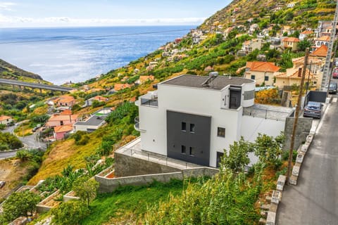Property building, Day, Neighbourhood, Natural landscape, Bird's eye view, City view, Mountain view, Sea view, Street view, Location, Parking
