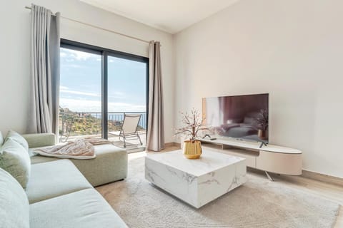 Communal lounge/ TV room, Natural landscape, TV and multimedia, Living room, Seating area, Evening entertainment