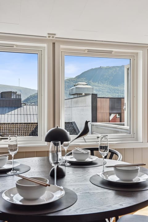 View (from property/room), Living room, Seating area, Dining area, Mountain view