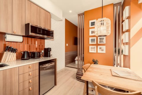 Kitchen or kitchenette, Dining area