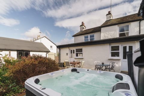 Property building, Hot Tub
