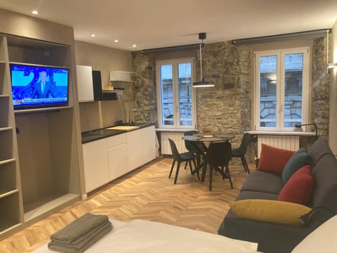 TV and multimedia, Kitchen or kitchenette, Living room, Seating area, Dining area