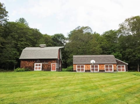 Elegant 7BR Estate with Pool & Hot Tub in Berkshires House in Egremont