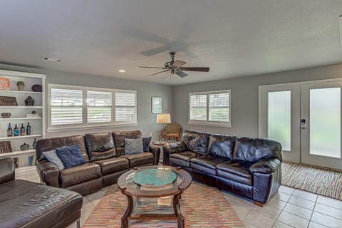 Waterfront 3BR Retreat - Pool & Hot Tub House in Kingsland