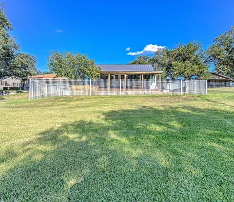 Waterfront 3BR Retreat - Pool & Hot Tub House in Kingsland