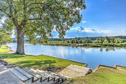 Waterfront 3BR Retreat - Pool & Hot Tub House in Kingsland