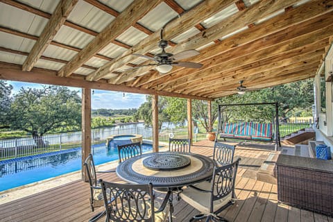 Waterfront 3BR Retreat - Pool & Hot Tub House in Kingsland
