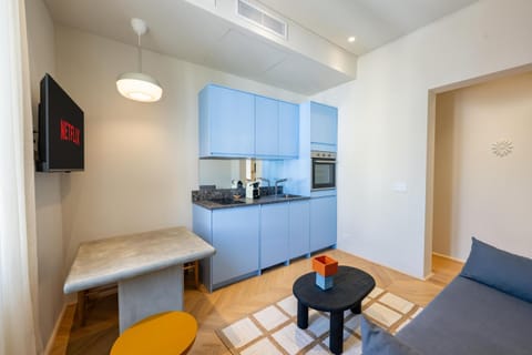 TV and multimedia, Coffee/tea facilities, Kitchen or kitchenette, Living room, Seating area, Dining area, oven, stove, toaster, air conditioner