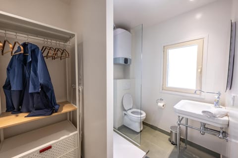 Shower, Toilet, Bathroom, towels, wardrobe