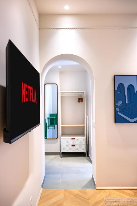 Bed, TV and multimedia, Photo of the whole room, Bedroom, wardrobe