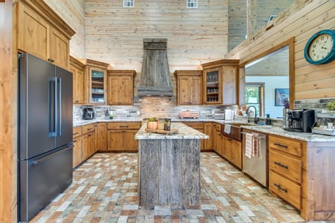 Upscale A-Frame Escape with Lake Access in Quinton! House in Longtown