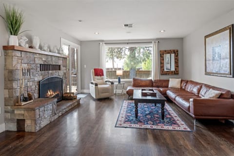 Bluebird Day - Brooks House House in Deschutes River Woods