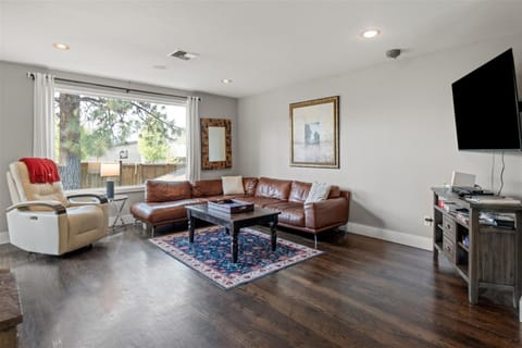 Bluebird Day - Brooks House House in Deschutes River Woods