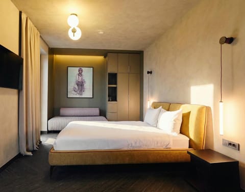 Bed, TV and multimedia, Photo of the whole room, Bedroom
