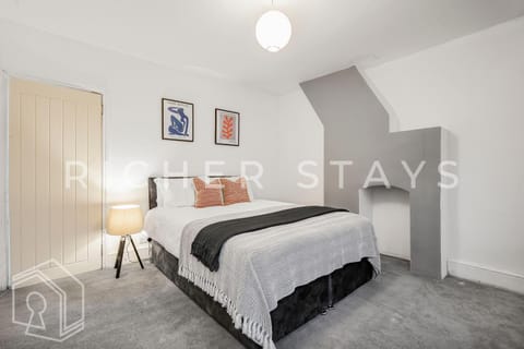 Bed, Photo of the whole room, Bedroom, Text overlay