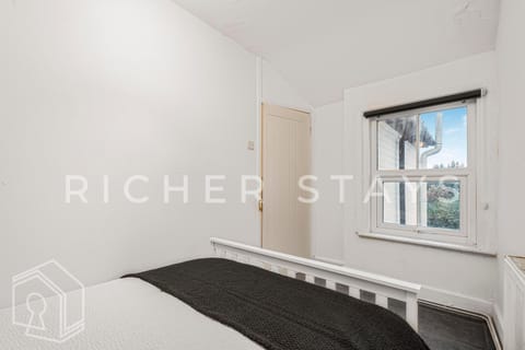 Bed, Photo of the whole room, Bedroom, Text overlay