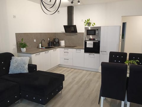 Coffee/tea facilities, Kitchen or kitchenette, Dining area, oven, stove