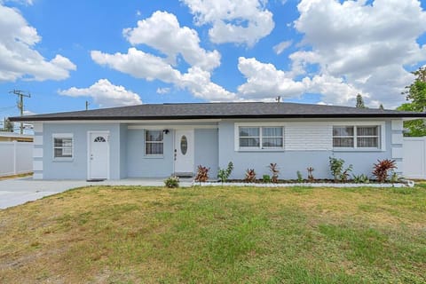 Heated Pool Home 10 miles Beach 3 miles IMG House in Bayshore Gardens