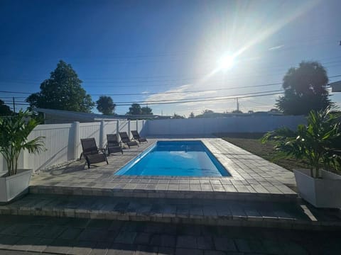 Heated Pool Home 10 miles Beach 3 miles IMG House in Bayshore Gardens