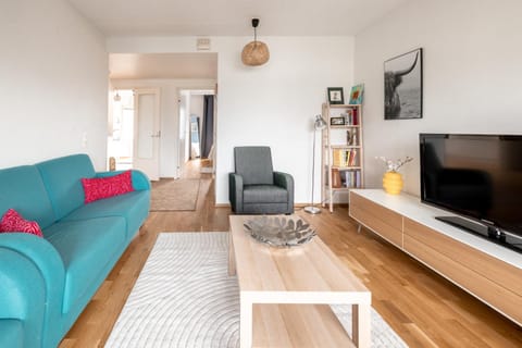 Communal lounge/ TV room, TV and multimedia, Living room, Seating area