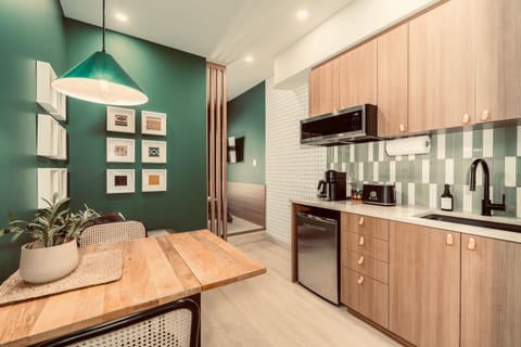 Kitchen or kitchenette, Dining area
