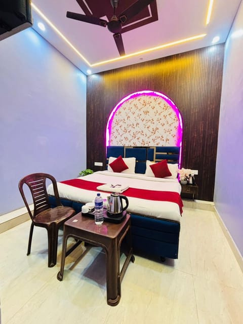 Bed, Living room, Photo of the whole room, Seating area, Bedroom